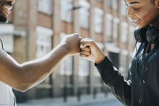 开云官方-NBA球员比赛中非语言沟通方式及战术作用，nba说话